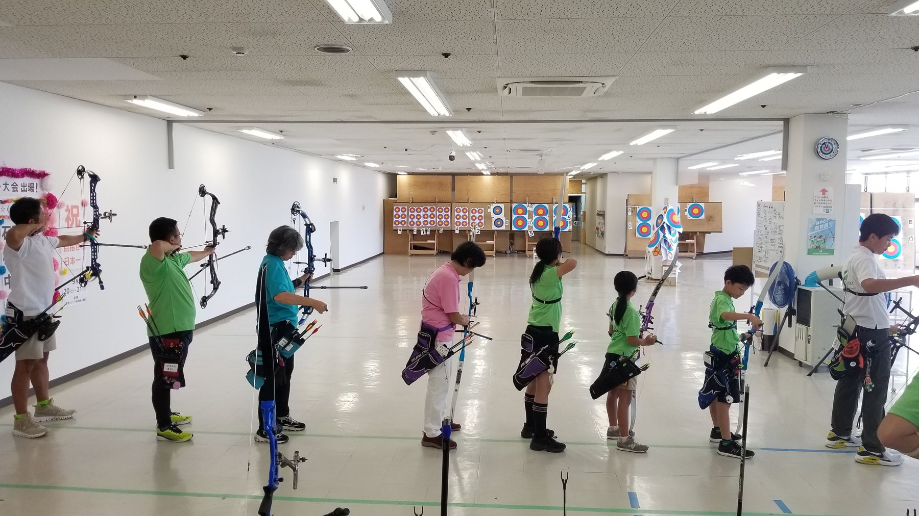 子どもがアーチェリーを体験する様子