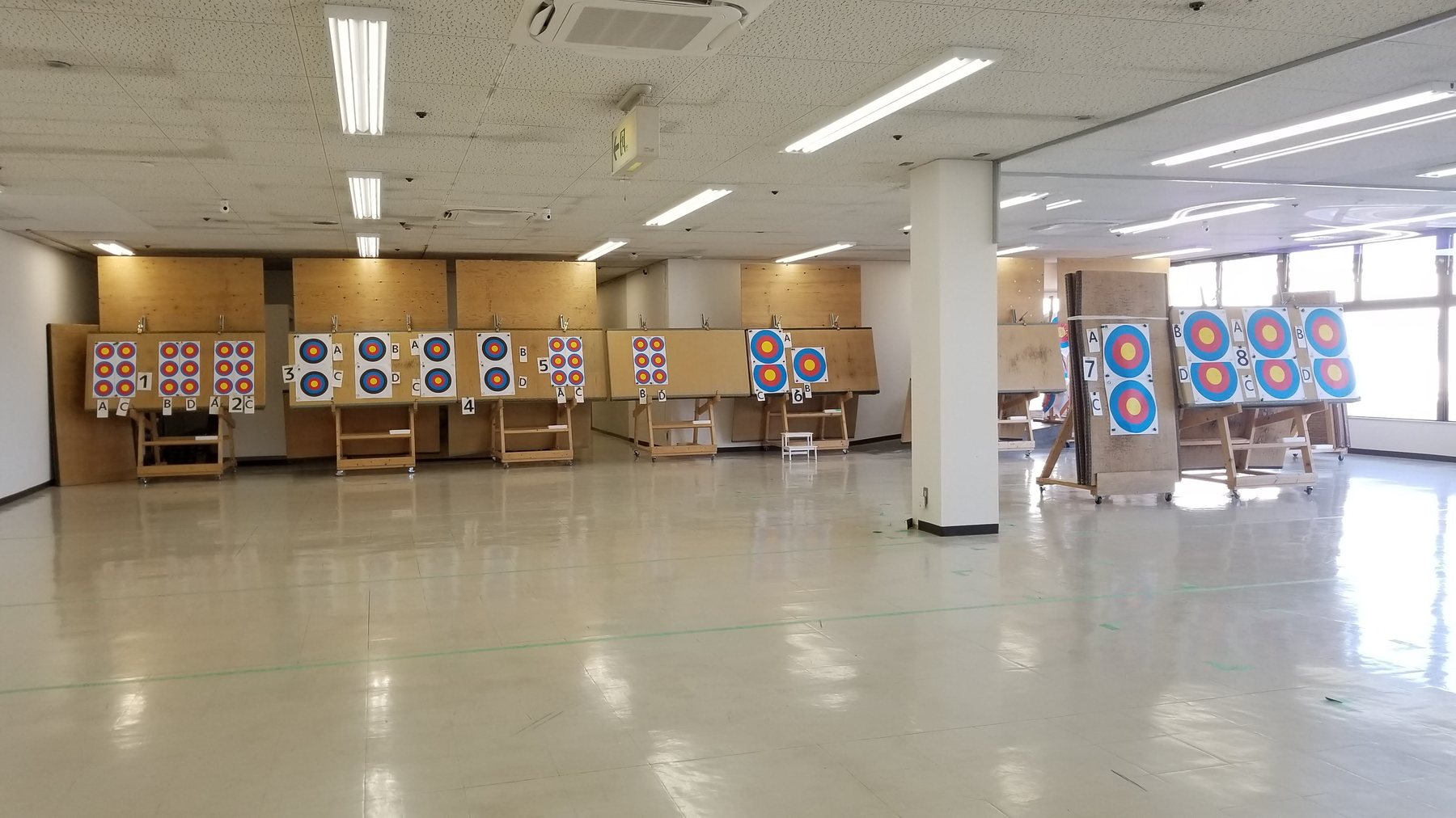 18〜30mの的が並ぶ屋内レンジ